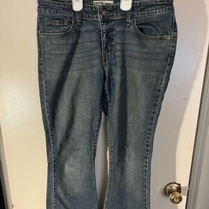 Cute and comfy signature Levi Strauss low rise bootcut jeans